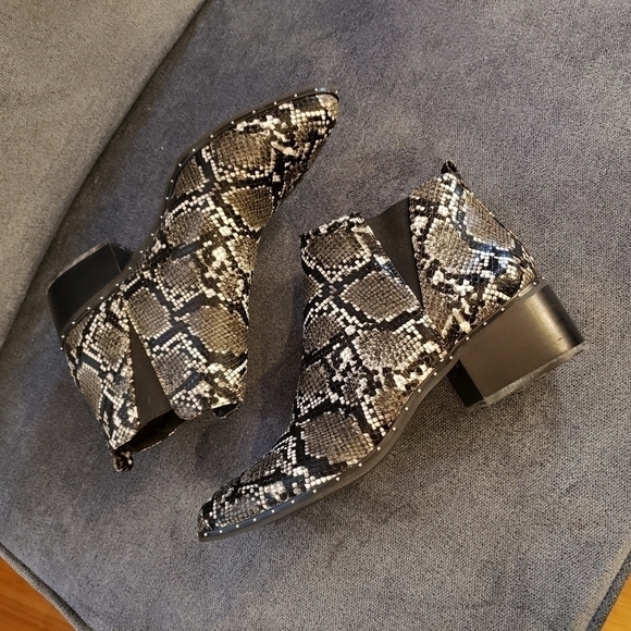 NWT Bar III Women's Gabby P Snakeprint ankle Boots size 10M - Picture 4 of 12